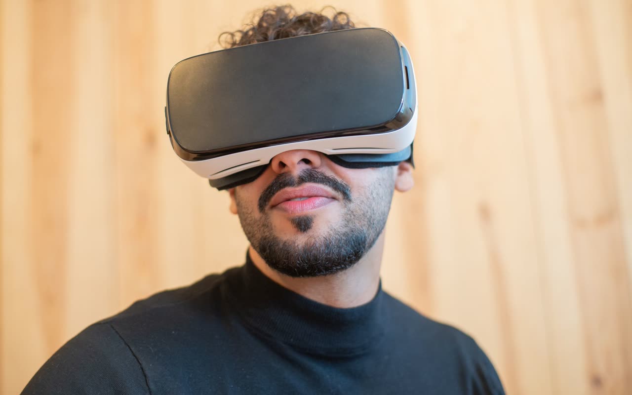 VRヘッドセットを装着した男性